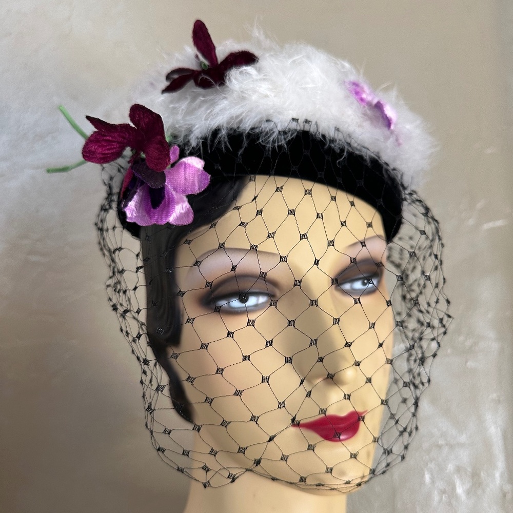 PRECIOUS 1950s' WHITE FEATHER TAM - BLACK VELVET EDGING & PURPLE  "FLOWERS"
